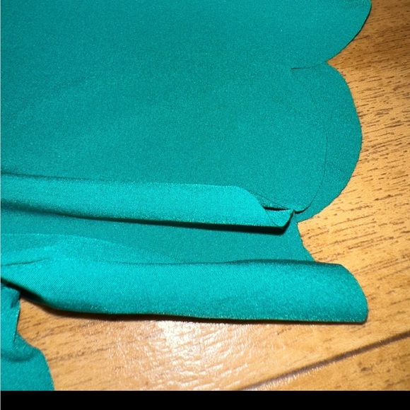 Green dress with scalloped details - Picture 2 of 7
